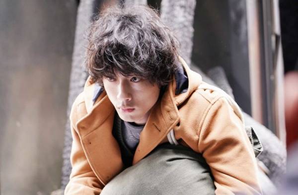 坂口健太郎のパーマヘアに「どストライクすぎ」の声…「イノセンス～冤罪弁護士～」第1話