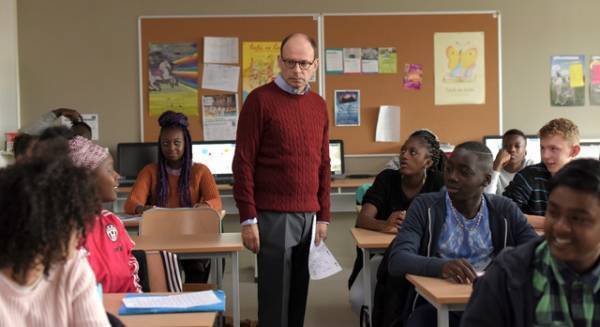 エリート教師が問題だらけの学校でカルチャーショック！ 『12か月の未来図』予告編