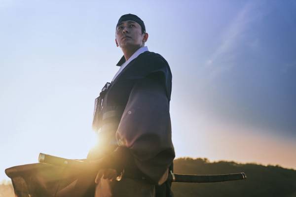 チュ・ジフン＆ぺ・ドゥナら出演！人間とゾンビの戦いを描く韓ドラ「キングダム」配信スタート