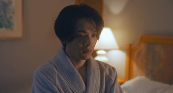 中村倫也のバスローブ姿解禁！ リハ収めたメイキングも『美人が婚活してみたら』