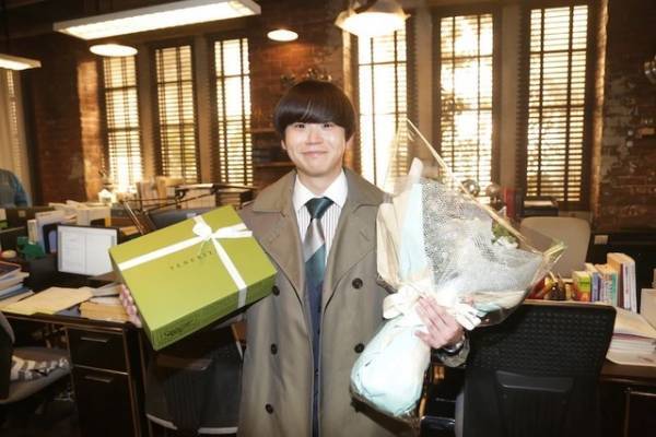 矢本悠馬の結婚を錦戸亮＆新木優子ら「トレース」共演陣がサプライズ祝福！