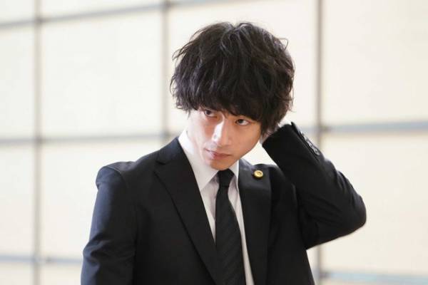 坂口健太郎の黒スーツに「可愛い」「最高」の声殺到「イノセンス～冤罪弁護士～」3話