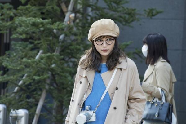 川口春奈、祝・誕生日！キュートなメガネコーデ写真到着『九月の恋と出会うまで』