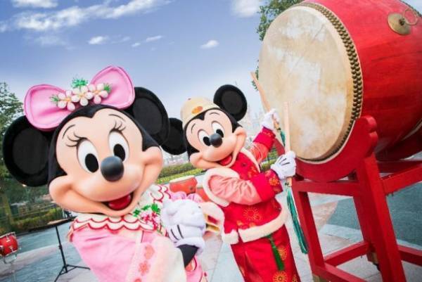 【海外ディズニー】旧正月衣装のダッフィーも！世界のパークで新年を祝うイベント開催中
