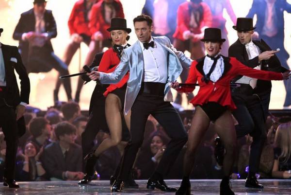 ブリット・アワード、ヒュー・ジャックマンに大歓声！メーガン妃の肖像画も登場