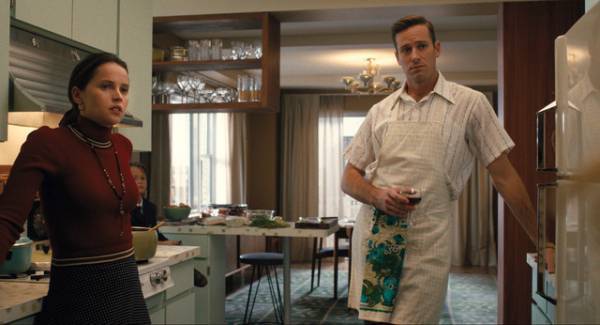 アーミー・ハマー、エプロン姿から法廷スーツまで！『ビリーブ』劇中カット一挙入手