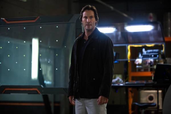 “暴走科学者”キアヌ、家族のために生命の倫理を冒す…『レプリカズ』予告