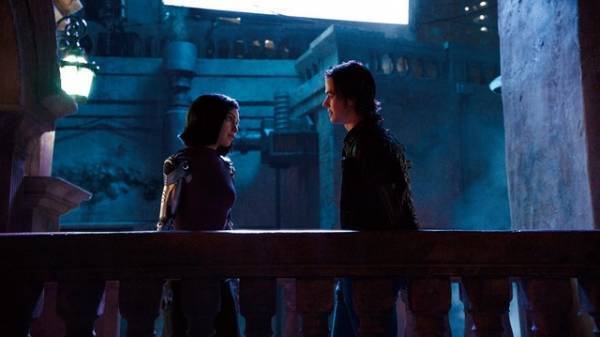 キーアン・ジョンソンが“演出を提案”!? ローサ・サラザールとのキスシーンを語る…『アリータ』