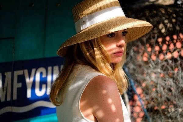 アン・ハサウェイ「彼女は人間にさえ見えない」Netflix『セレニティー』のキャラクターを語る