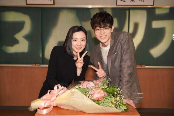 「3年A組」永野芽郁、喪服姿でクランクアップ！菅田将暉と固い握手