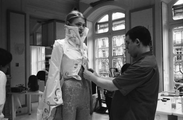 天才が手掛けたコレクションの舞台裏！ 『マックイーン：モードの反逆児』シーン写真独占入手