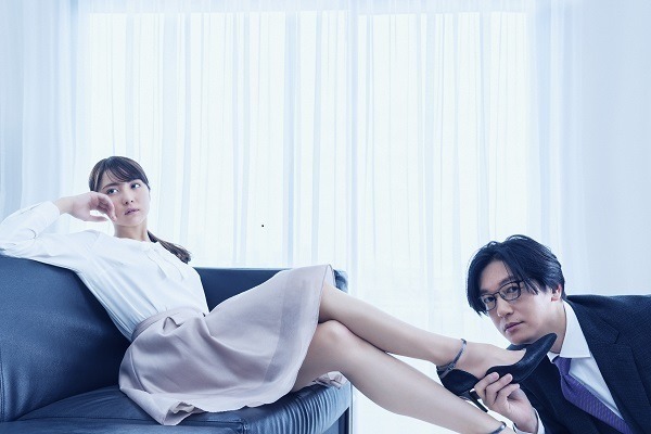 井浦新「あなたの犬にして」石川恋が押し倒し…“奇妙な男女の関係”を描く動画公開