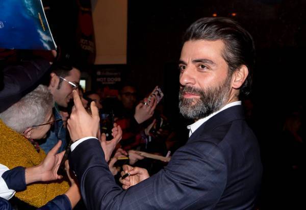 オスカー・アイザック、故キャリー・フィッシャーとの絆は「『エピソード9』でも継続」！