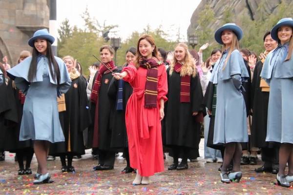 【USJ】石原さとみ「熱量をあげて！」 ハリポタエリア5周年開幕セレモニー