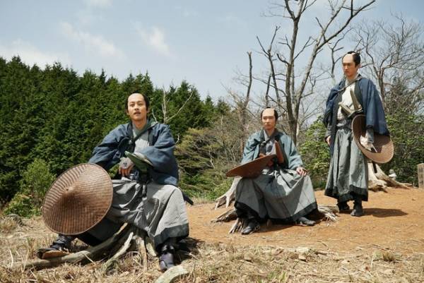松坂桃李＆柄本佑＆杉野遥亮、“幼なじみ”の三者三様の剣構え…『居眠り磐音』