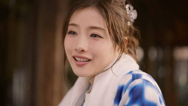 石原さとみ、北千住“キングオブ縁側”で湯上がり美人！東京メトロ新CM