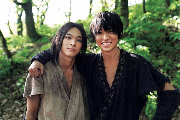 山崎賢人＆吉沢亮の仲良し2ショット公開！『キングダム』の舞台裏を収めた写真集発売