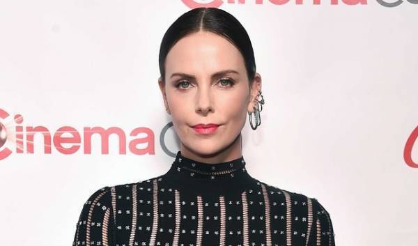 ブラピと交際報道のシャーリーズ・セロン、「10年間シングル」発言