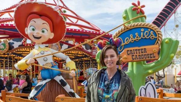 【海外ディズニー】シャーリーズ・セロン、新アトラクションの前で記念撮影