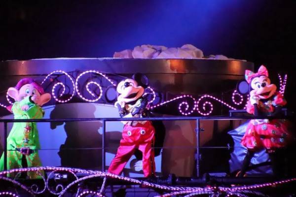 【ディズニー】今年は“ナツゴ”で城前ショーだ！「夏5ウィークデーパスポート」販売
