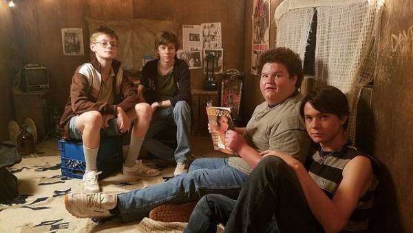 少年たちに迫りくる魔の手…80年代映画のオマージュ満載『サマー・オブ・84』予告