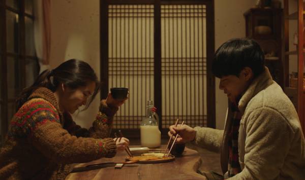 キム・テリ＆リュ・ジュンヨル、手作りマッコリで乾杯！『リトル・フォレスト』特別映像