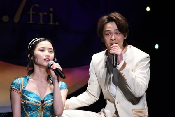 “アラジン”中村倫也、名曲「ホール・ニュー・ワールド」を熱唱！