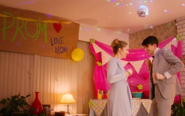プロムの相手はママ!? 『リアム16歳、はじめての学校』本編映像