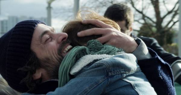 ロマン・デュリス、初のパパ役は寝かしつけもひと苦労『パパは奮闘中！』本編映像