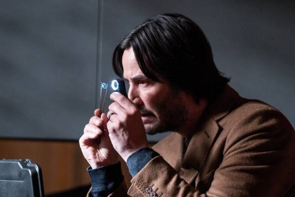 キアヌ・リーブスに銃弾が迫る!?『ブルー・ダイヤモンド』日本版予告＆ポスター解禁