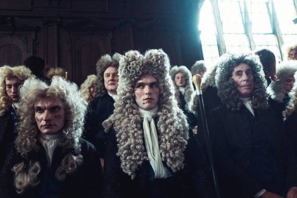 ニコラス・ホルト「また白塗りに」『女王陛下のお気に入り』の装いに迫る