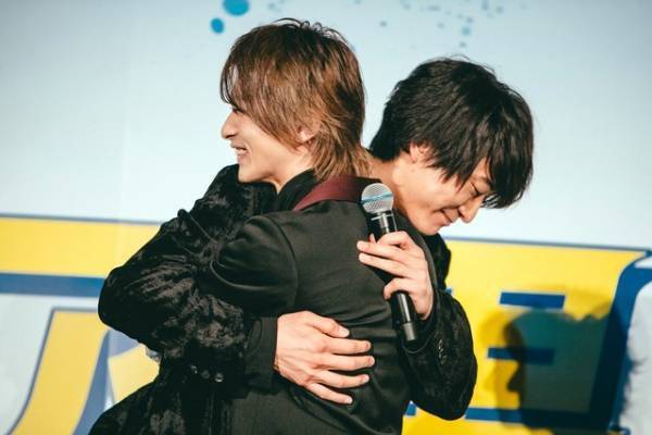 横浜流星は「まじめで熱い男」友情ハグに即興ラップ！『チア男子!!』初日舞台挨拶は大盛況