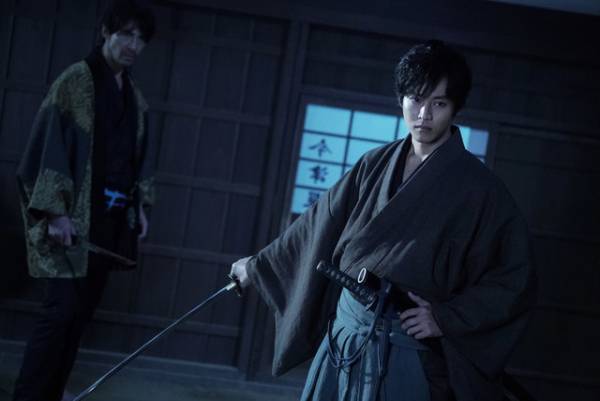 松坂桃李、キレキレ殺陣の裏で「片方脱げた～」『居眠り磐音』メイキング映像