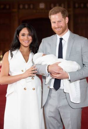 ヘンリー王子＆メーガン妃、母の日にアーチーくんの“あんよ”の写真を公開