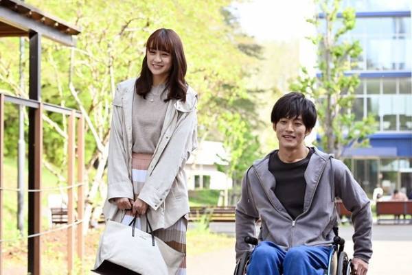 松村北斗の“頬キス”、中村ゆりの“宣戦布告”も話題に…「パーフェクトワールド」第4話