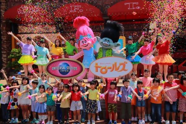 【USJ】つばきファクトリーとトロールズが熱烈ハグ！話題のトロールズ登場記念イベント