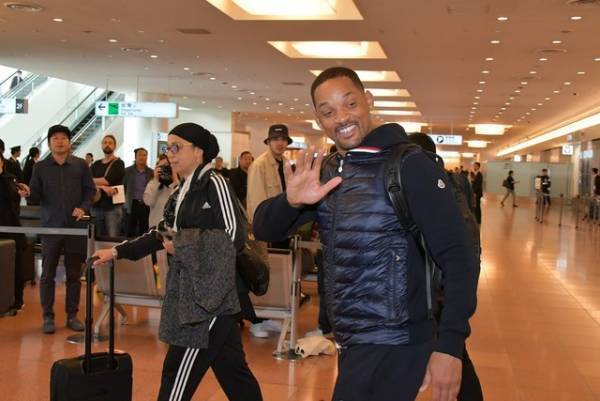 ウィル・スミス、羽田空港に到着！ ファンへサイン＆自撮りの神対応