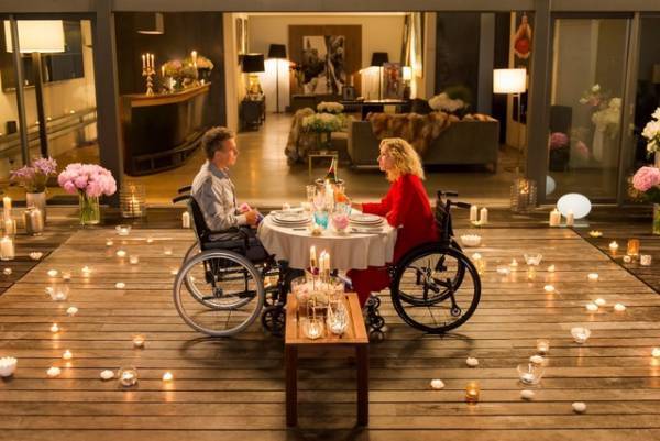 車椅子のままプールへ…ロマンチックな水中デート『パリ、嘘つきな恋』本編映像