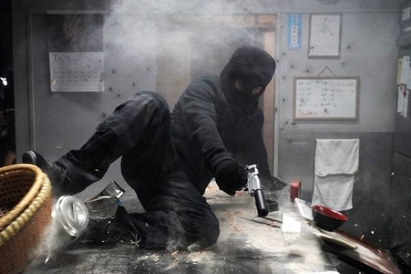 岡田准一『ザ・ファブル』×レディー・ガガ、マッチしすぎなコラボムービー到着