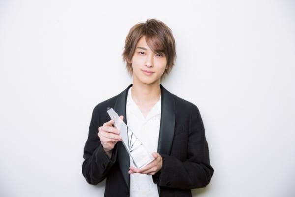 横浜流星、ピンク髪“ゆりゆり旋風”でドラマアカデミー賞受賞！「続編ができるなら何色にでも」