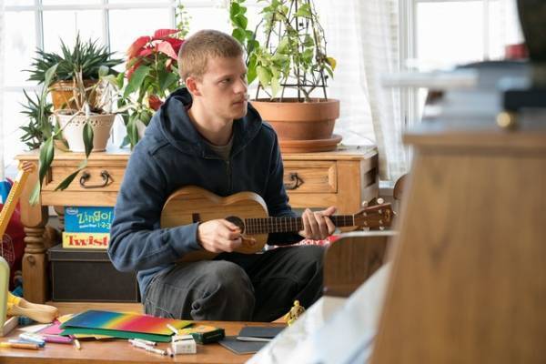 ルーカス・ヘッジズが即興ソング披露！『ベン・イズ・バック』本編映像