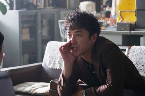 ムロツヨシ、こズルい探偵役でキャラクター崩壊!?『ダンスウィズミー』劇中写真