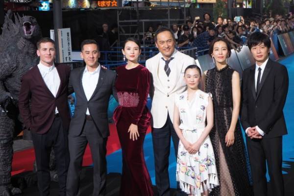 渡辺謙＆田中圭ら、ハリウッド版『ゴジラ』とともに「ガオー！」観客絶叫「かわいい」