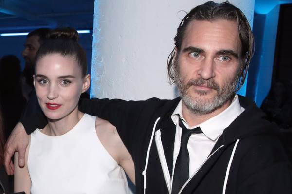 ルーニー・マーラ、ホアキン・フェニックスと婚約か　薬指にダイヤの指輪