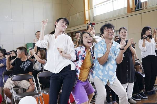 三吉彩花、ムロツヨシの歌声にも反応してしまう…歌って踊る『ダンスウィズミー』予告