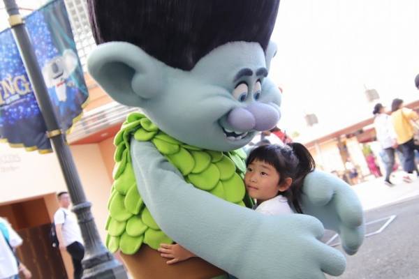 【USJ】キッズ駆け寄るトロールズとのハグタイム、今秋に再開催決定！