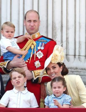 英王室メンバー集結！“お手振り”ルイ王子が「かわいすぎる！」と話題に