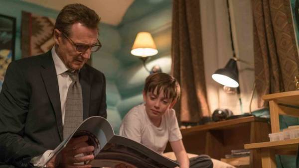 復讐の鬼リーアムが寝る前の読み聞かせ!?『スノー・ロワイヤル』ほのぼのシーン入手