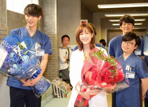 窪田正孝＆本田翼、笑顔とハグでクランクアップ！「“ラジエーションハウス”は最高のチーム」