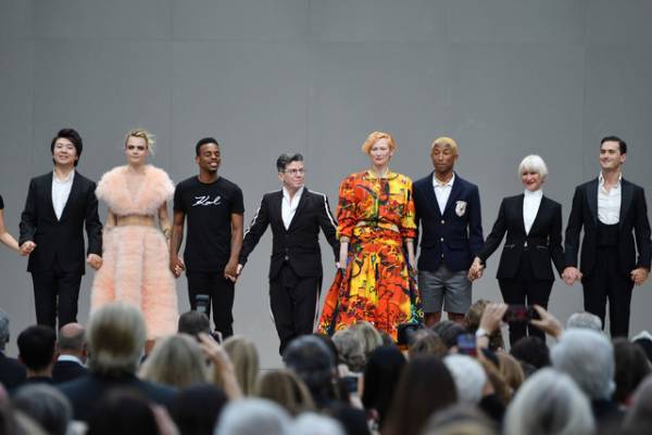 故カール・ラガーフェルドのお別れ会にカーラ・デルヴィーニュら1000人以上が参加